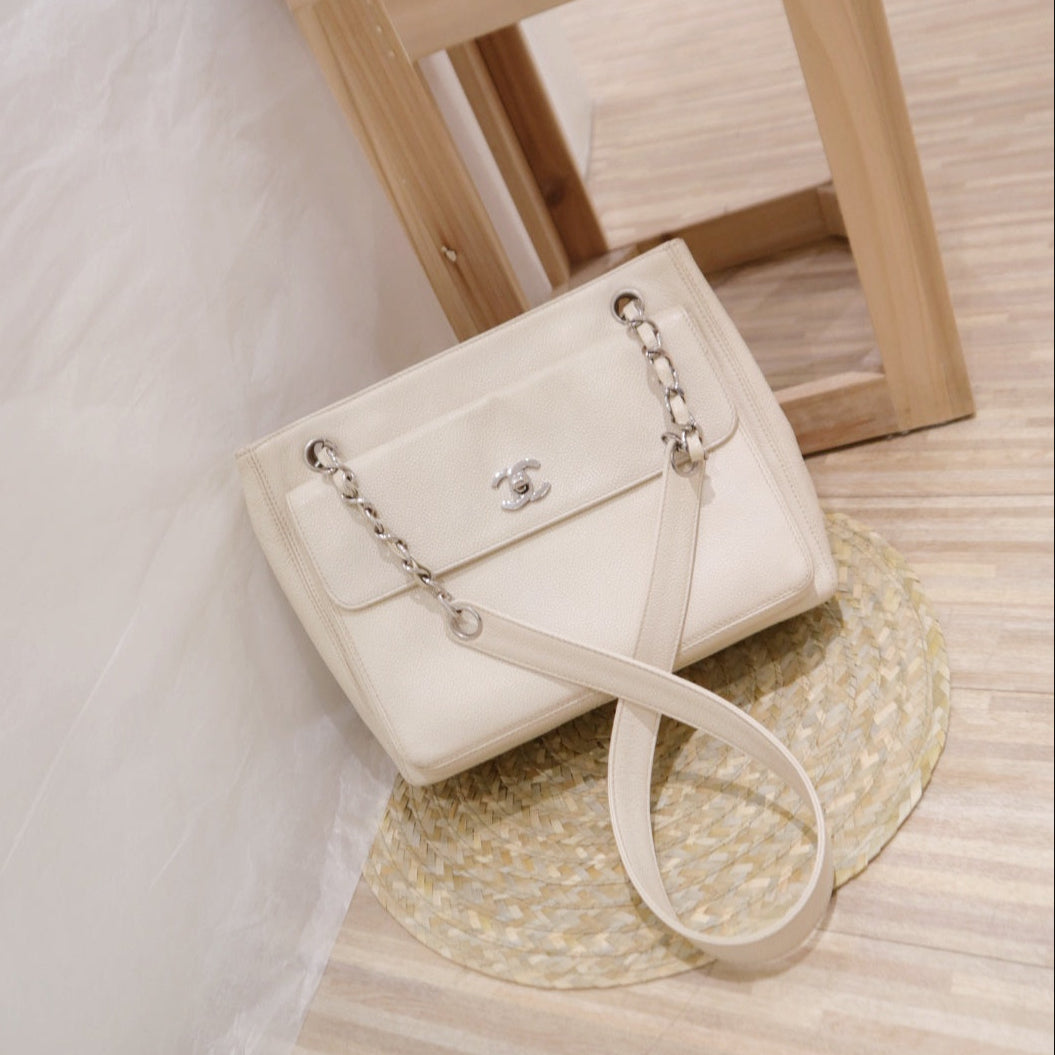 Chanel   cowhide tote bag