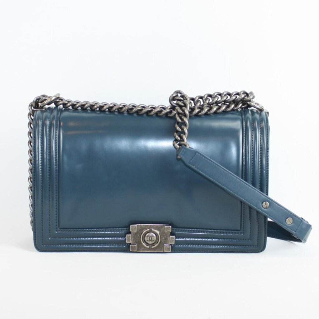 Chanel Boy Flap 21M Handbag