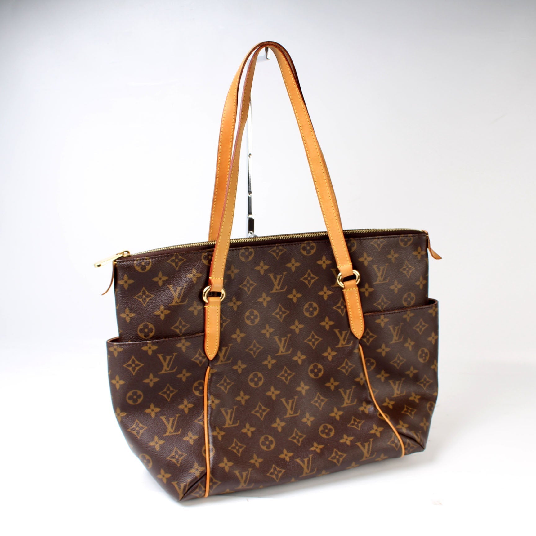 Louis Vuitton Totally Monogram MM Handbag Monogram 25