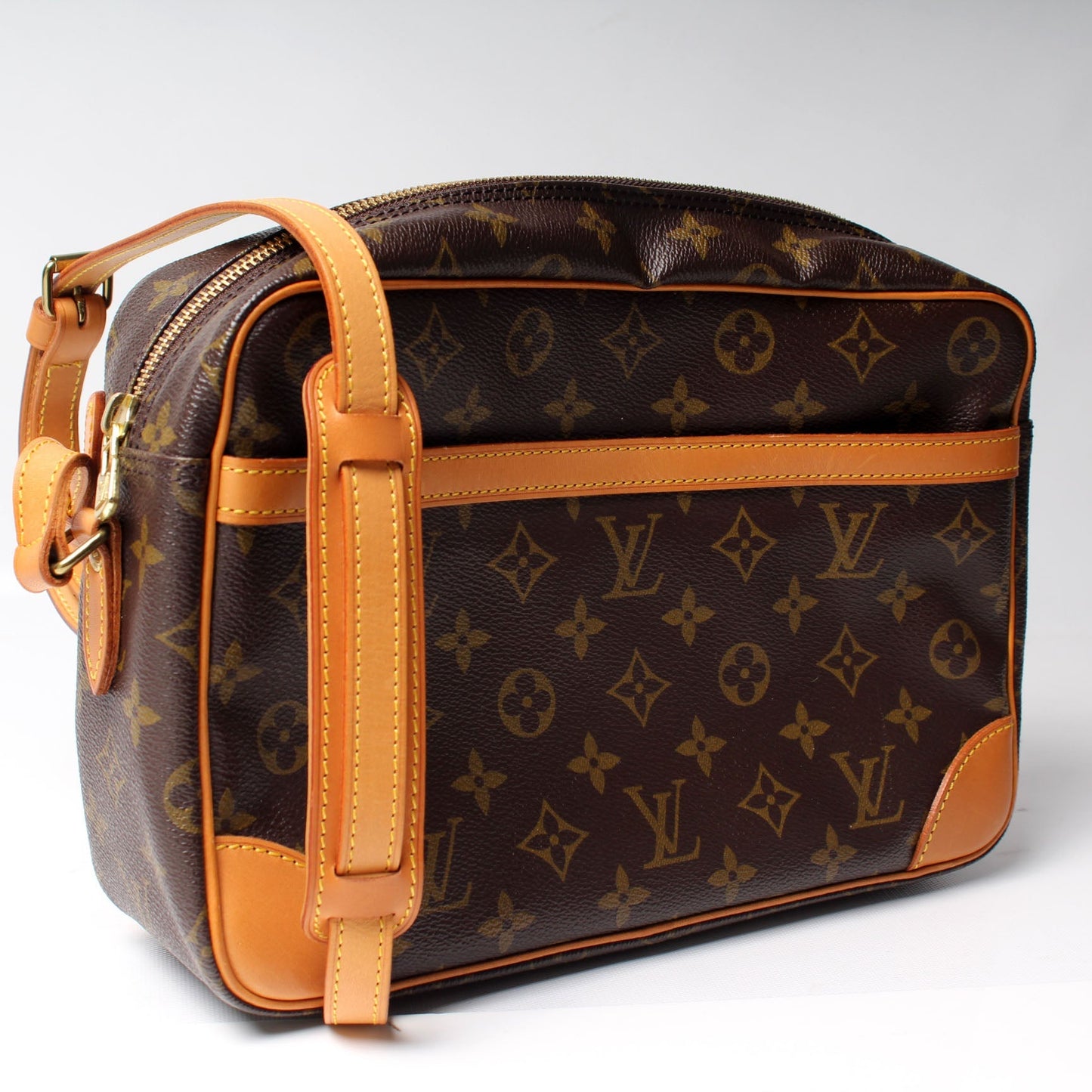 Louis Vuitton Trocadero 30 Monogram Handbag Monogram Dae08833