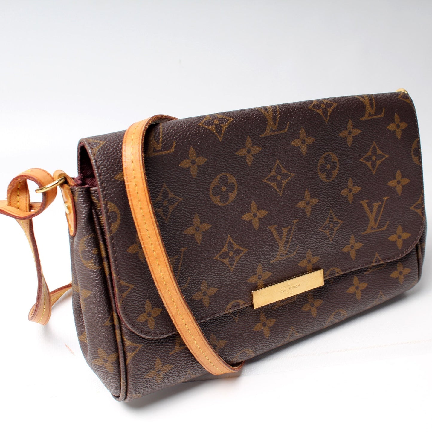 Louis Vuitton Favorite MM Monogram Handbag Monogram 48