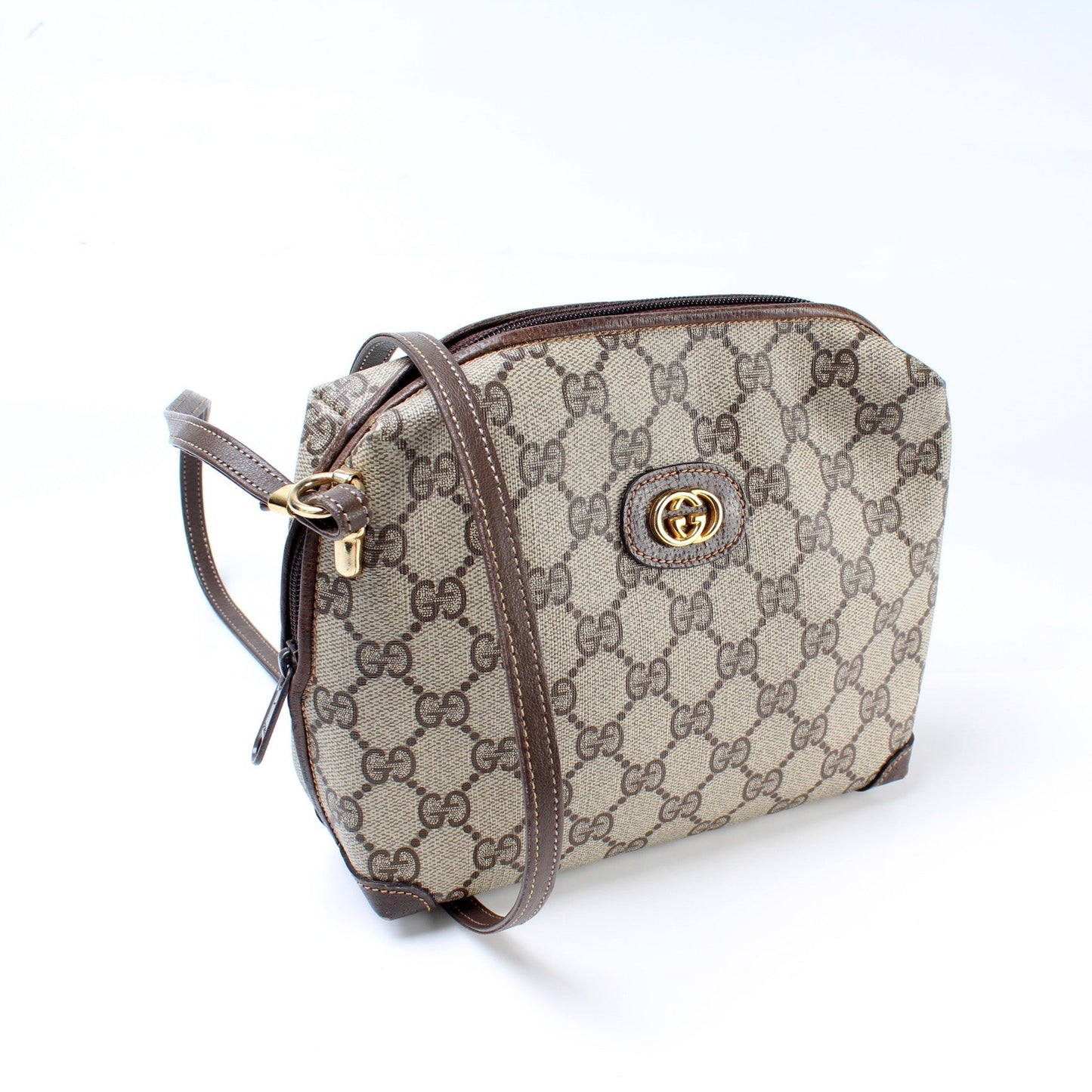 Gucci 67-01- Interlocking GG Shoulder Bag