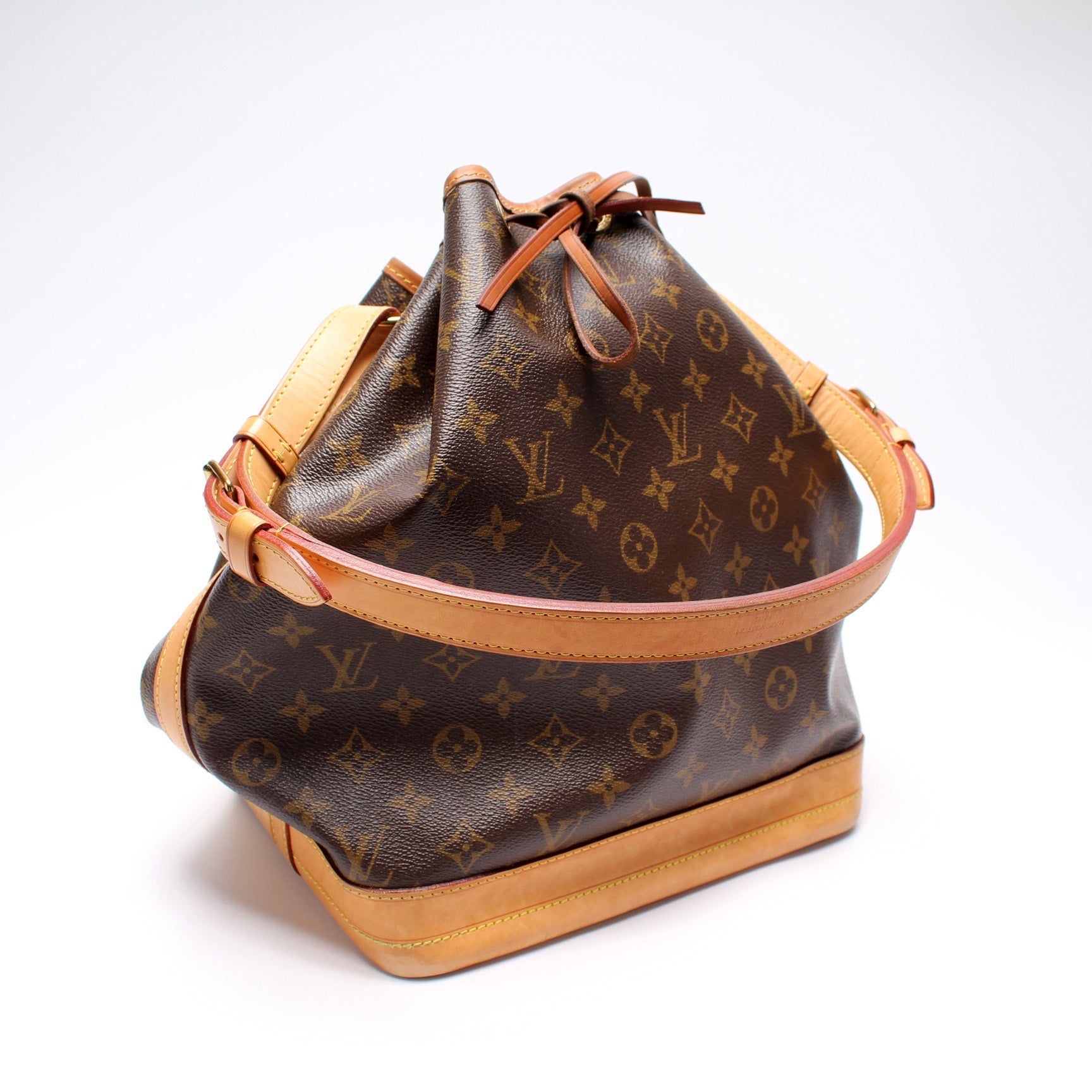 Louis Vuitton Noe Monogram Handbag Monogram 2