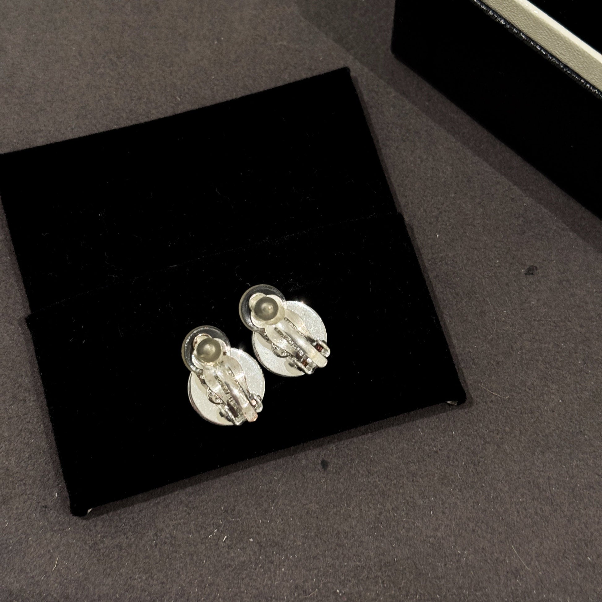 Chanel   Ear clip
