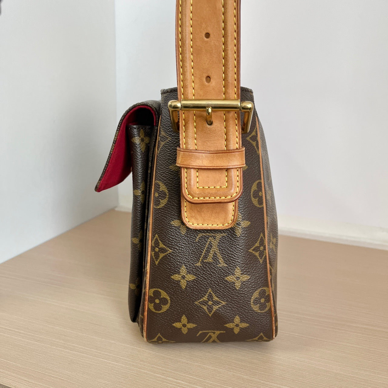 LOUIS VUITTON<br>Shoulder Bag