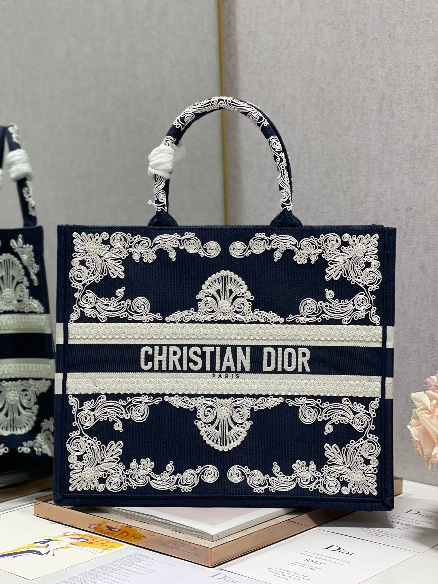 Metop Qualityum Book Cornely Embroidery White Blue Book Tote Shoulder Bag