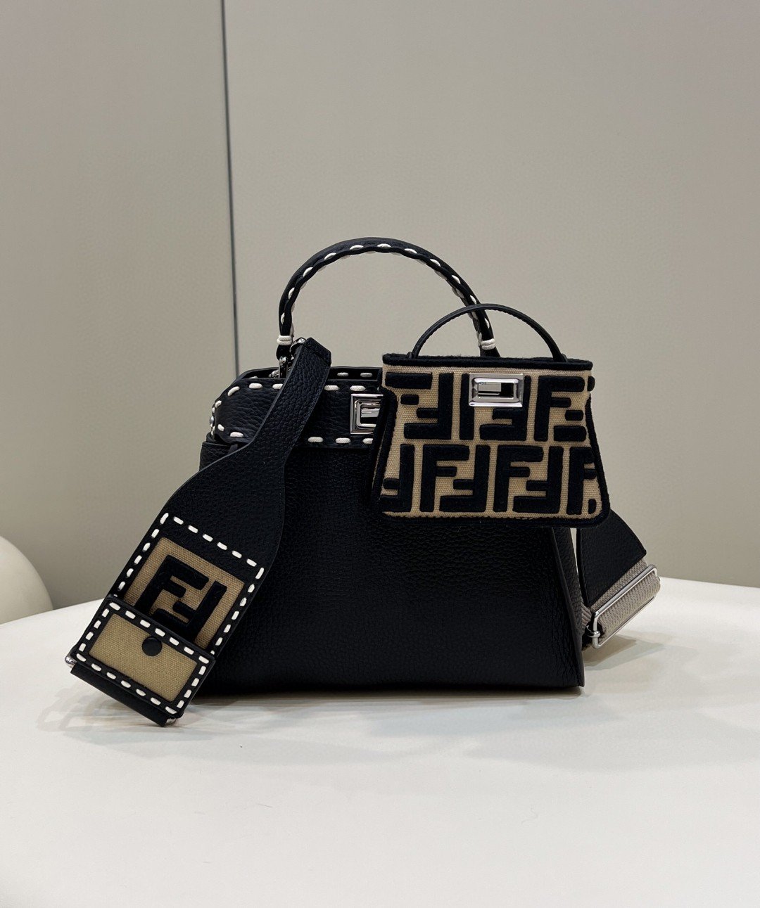Top QualityTop Quality Peekaboo 23cm Black Small Handbag
