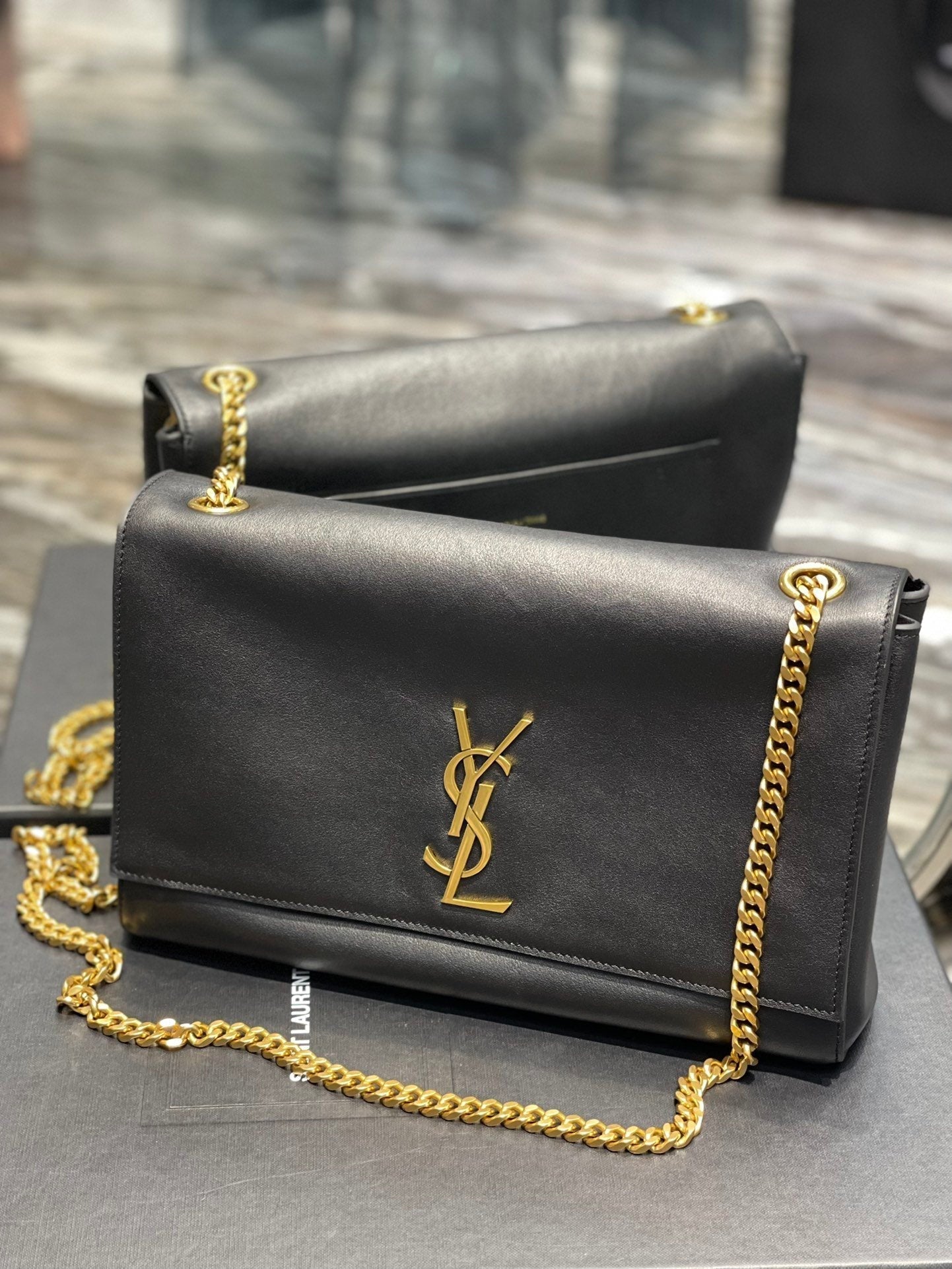 YSL Saint Laurent Kate Reversible Chain Hardware 11in Suede Black Gold Medium Handbag