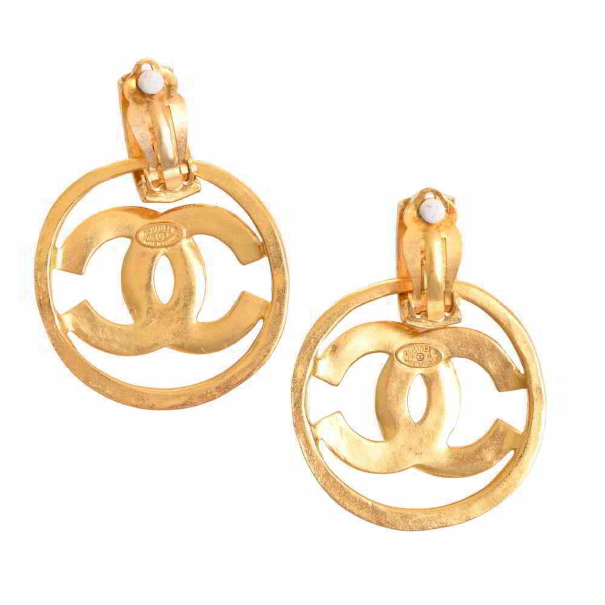 Chanel here mark circle swing earrings gold metal