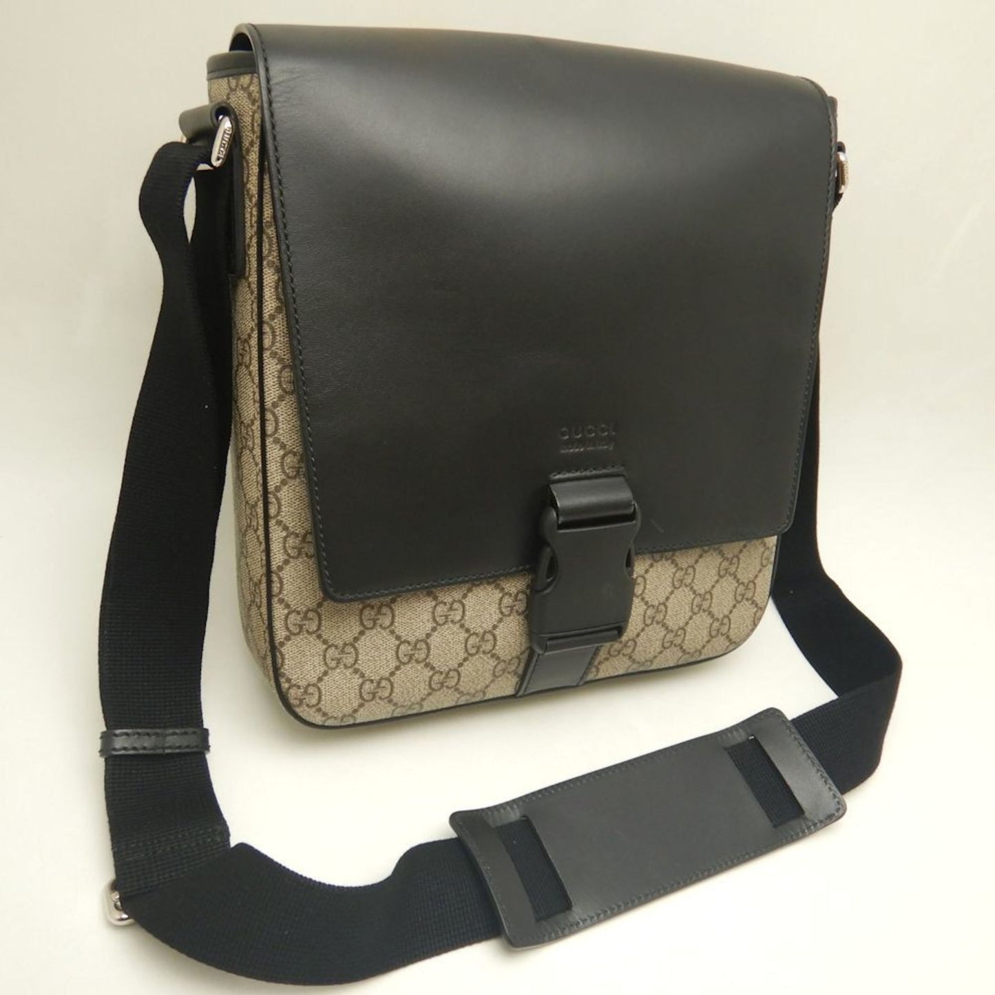 Gucci Beige Black Gg Supreme Shoulder Bag