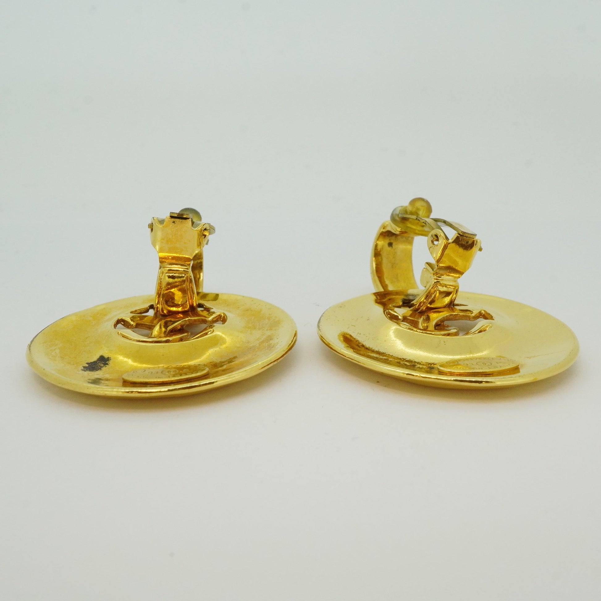 Chanel Earrings   Coco Mark Shell Motif Black 96C Gold Plating Clip E