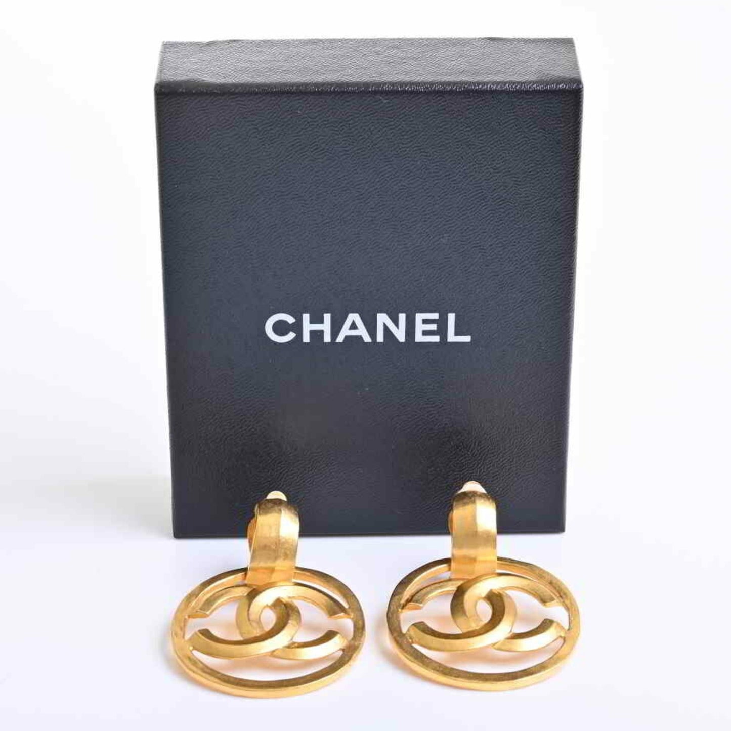 Chanel here mark circle swing earrings gold metal