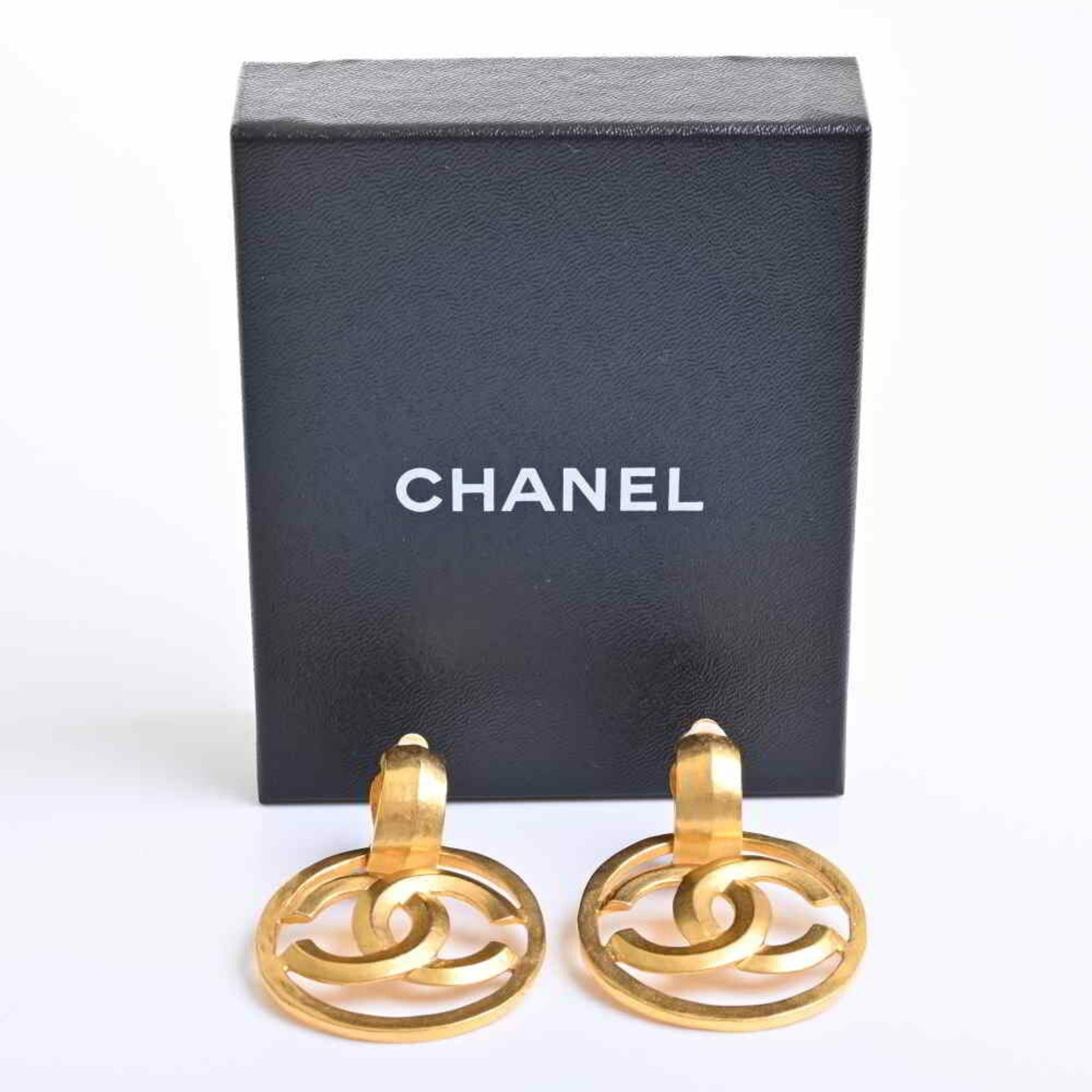 Chanel here mark circle swing earrings gold metal