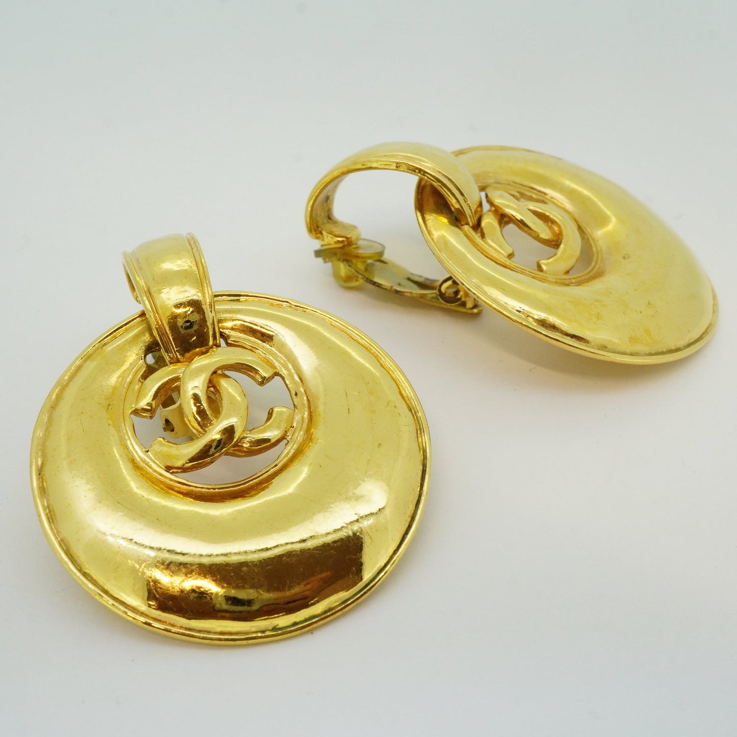 Chanel Earrings   Coco Mark Shell Motif Black 96C Gold Plating Clip E