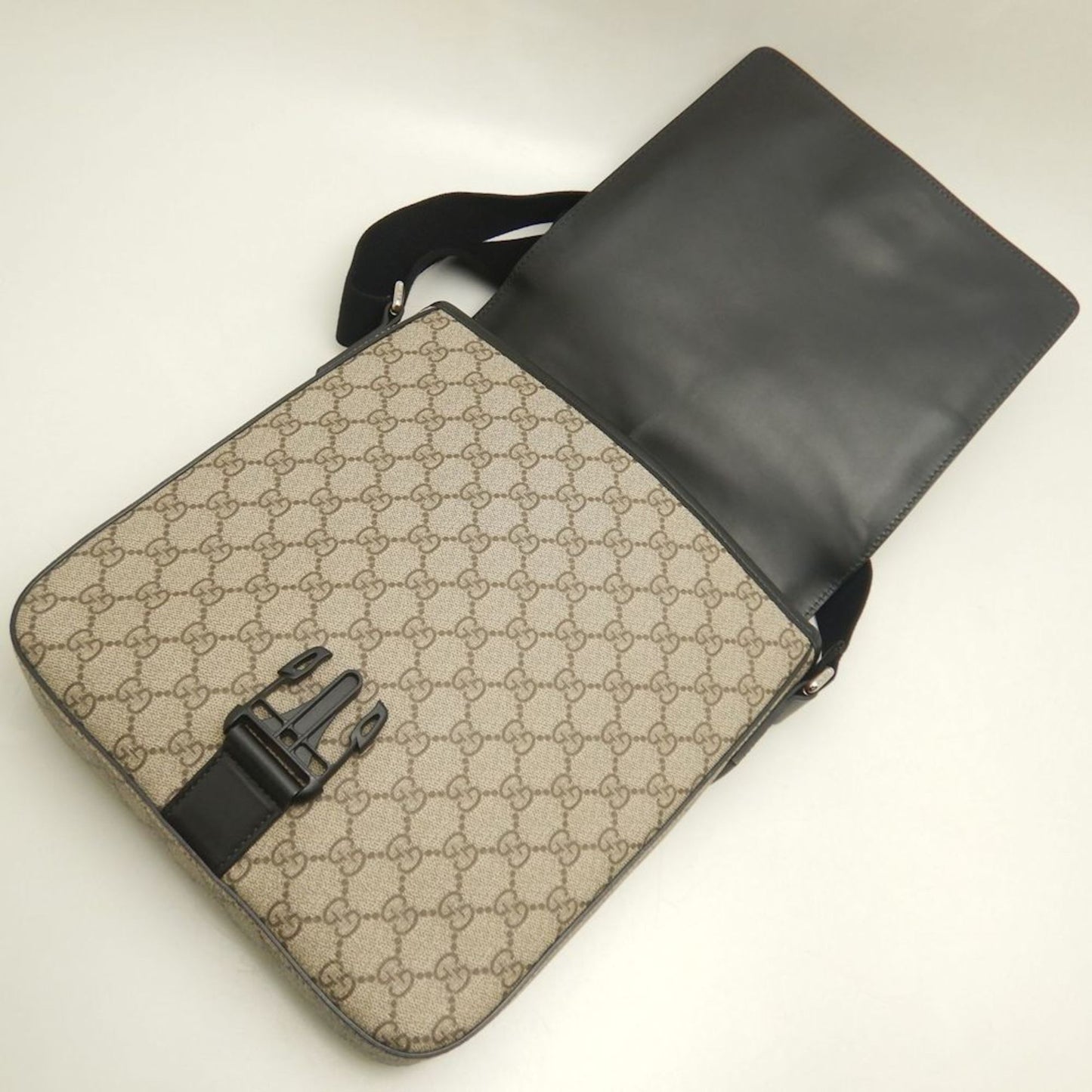 Gucci Beige Black Gg Supreme Shoulder Bag