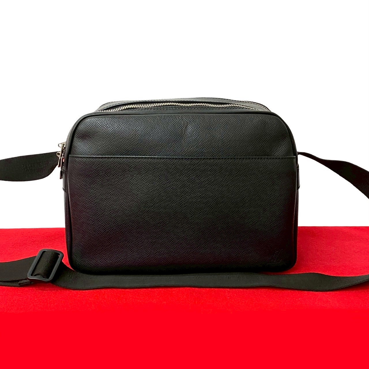 Louis Vuitton Taiga reporter Leather Black Shoulder Bag