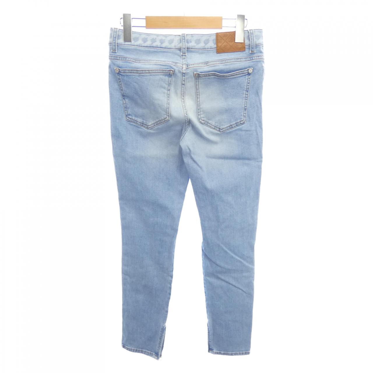 Chanel P60875V46398 Jeans