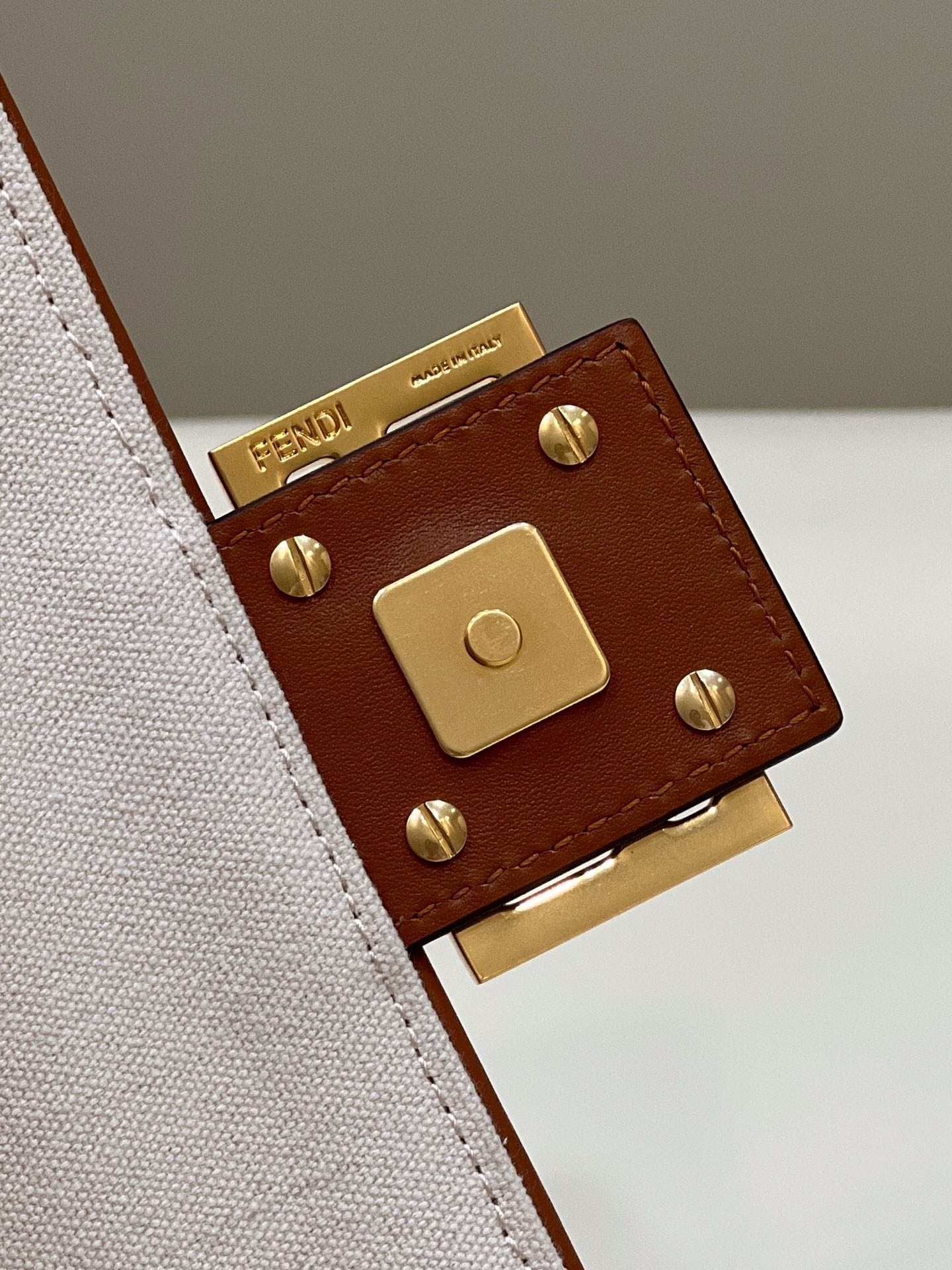 Fendi Top QualityTop Quality Baguette , White FF Crossbody Bag