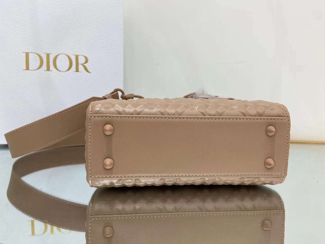 Metop Qualityum Lady Cannage Beaded Brown Crossbody Bag
