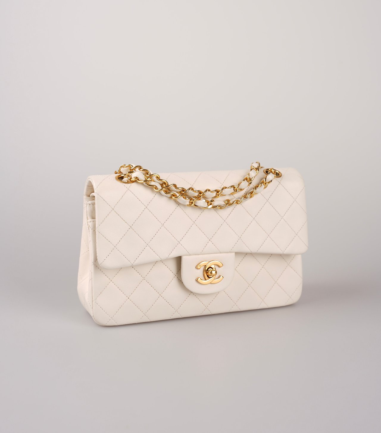 Chanel Medium   White Classic Double Flap Bag in Lambskin with gold hardware