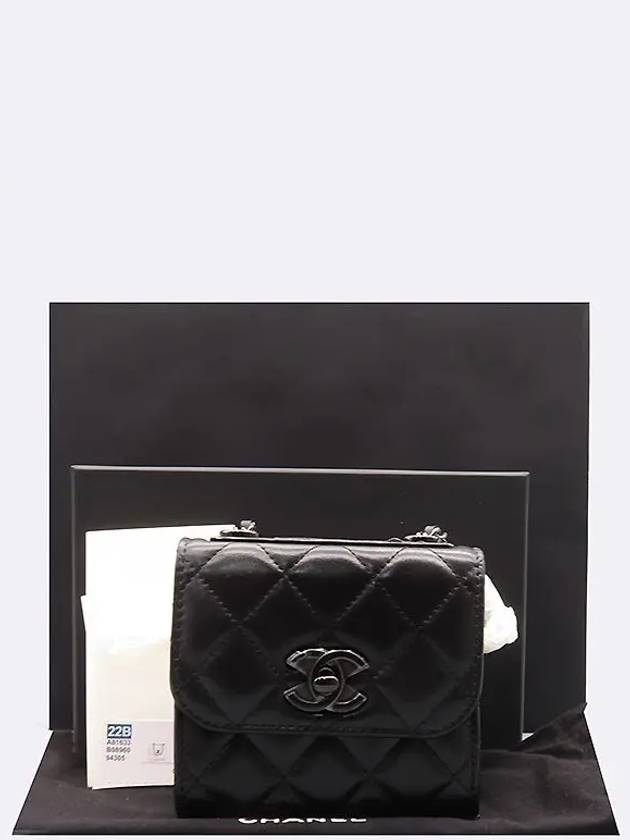Un crossbody bag Chanel