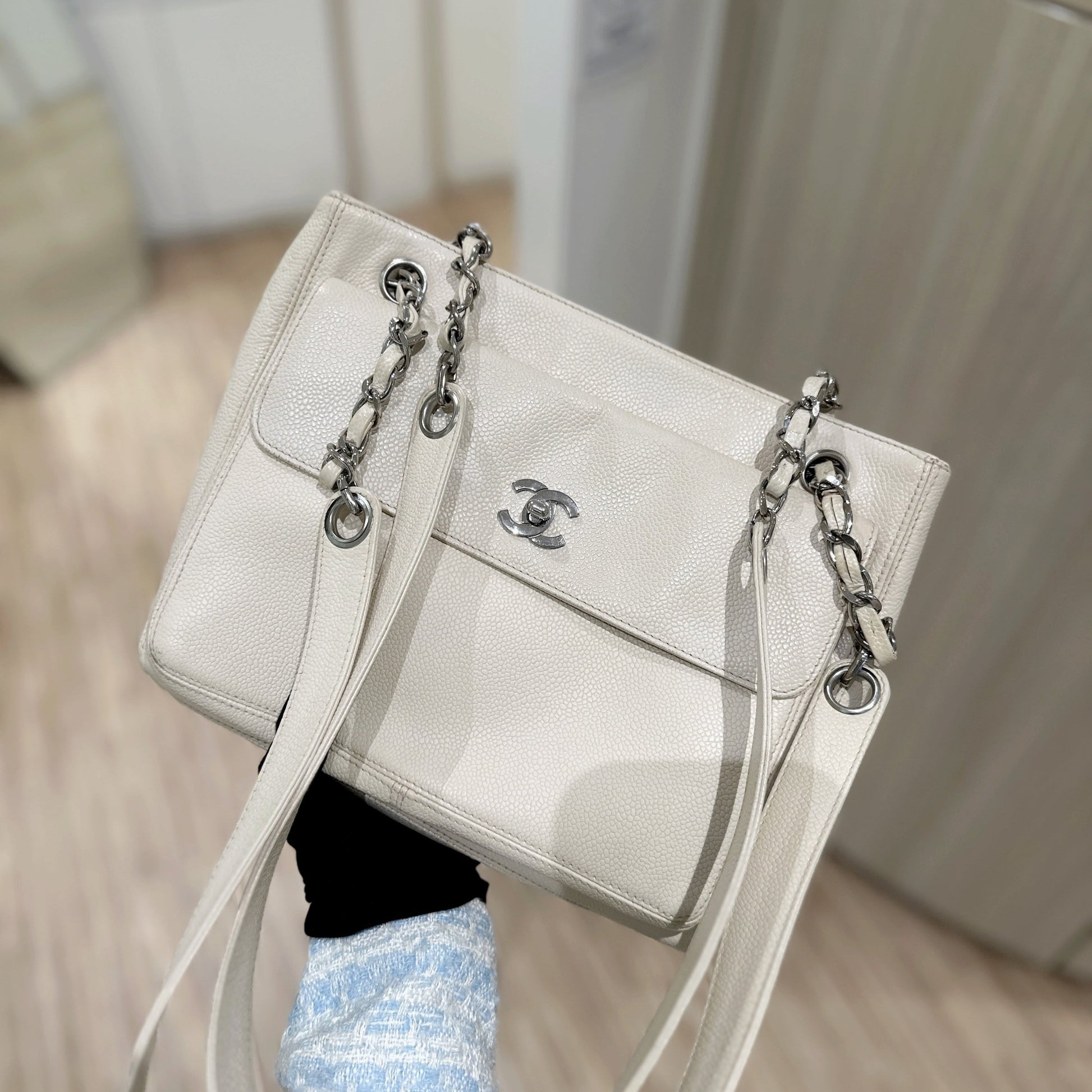Chanel   cowhide tote bag