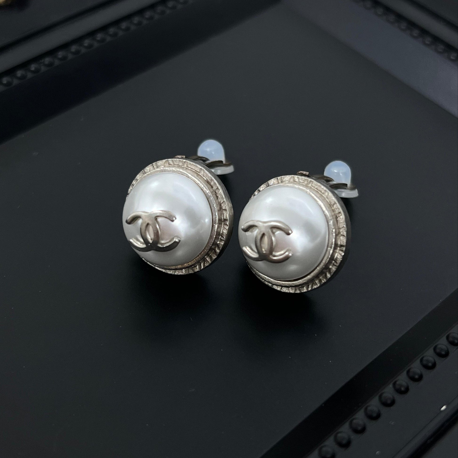 Chanel   ear clip