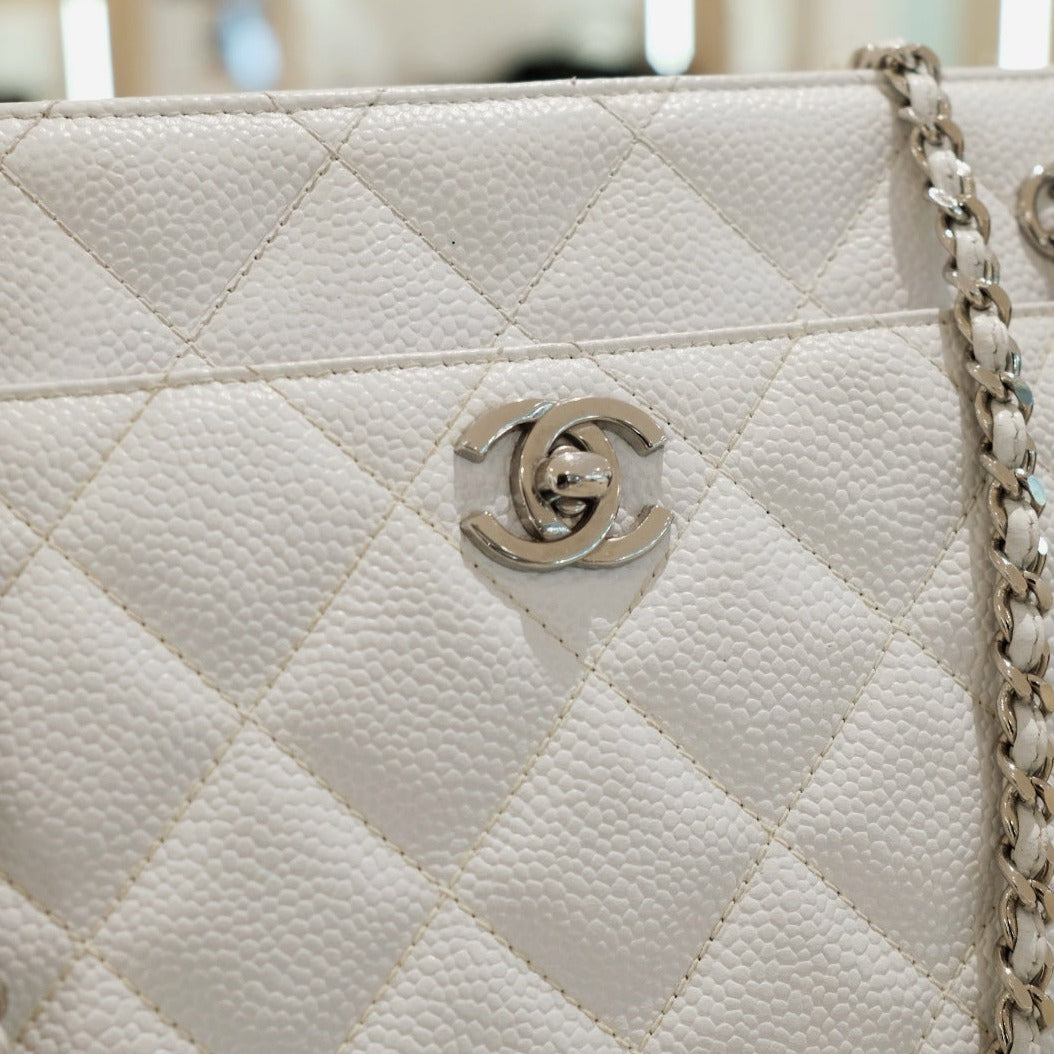 Chanel   caviar chain bag