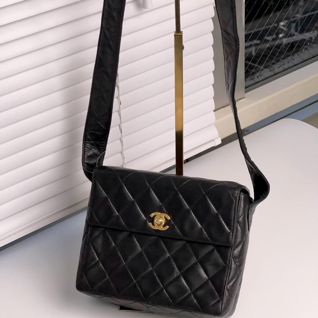 Leather crossbody bag Chanel Black in Leather MR