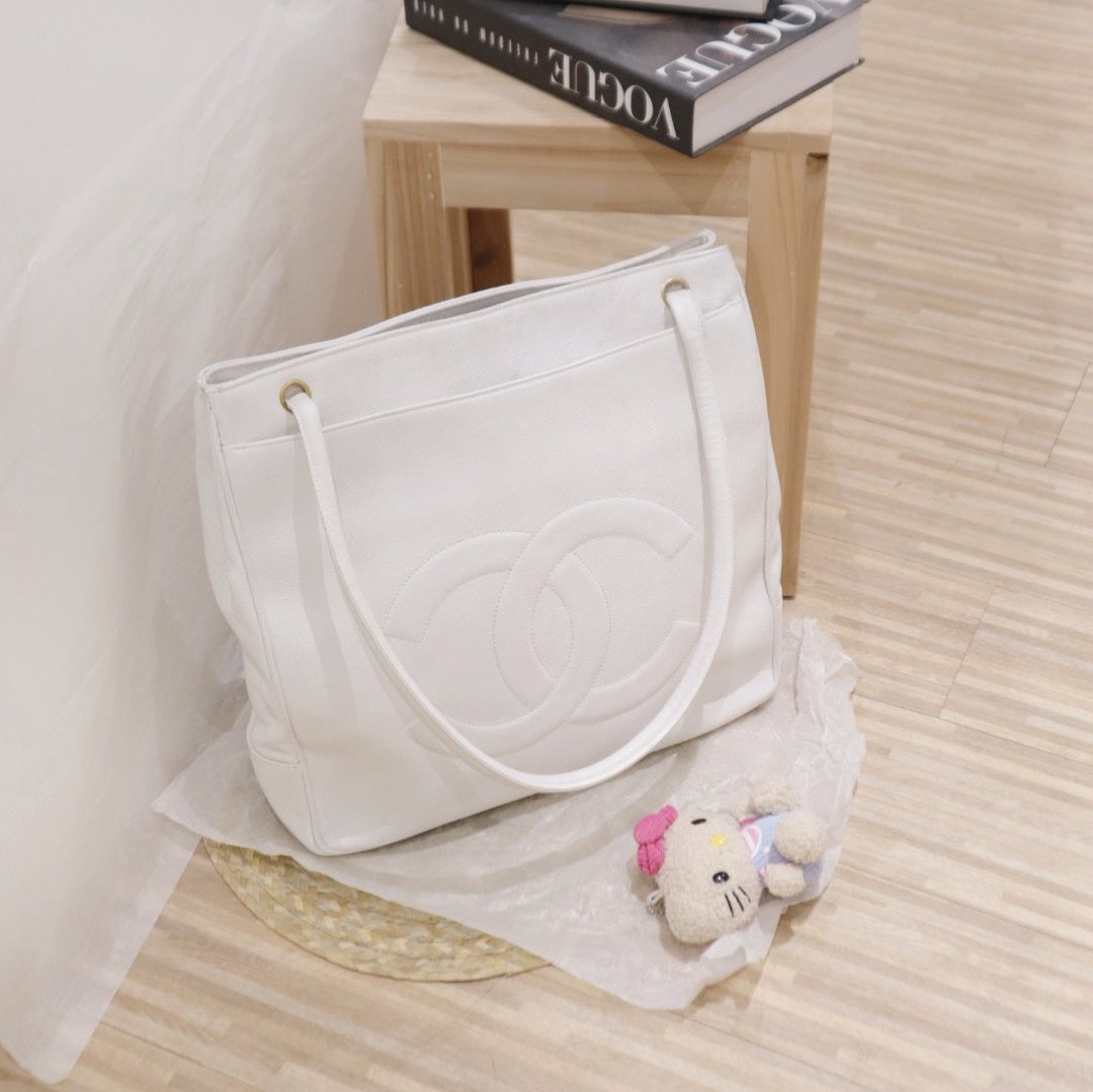 Chanel   cowhide tote bag