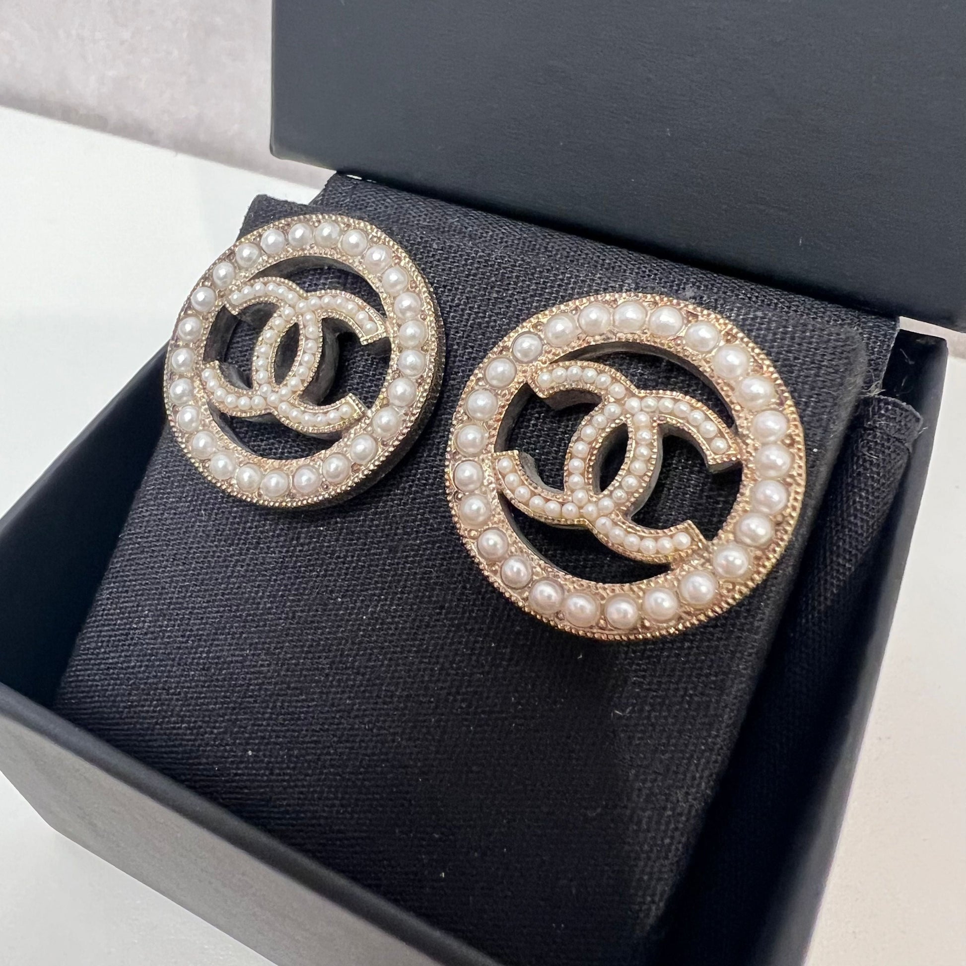 CHANEL Pearl CC Round Earrings Gold