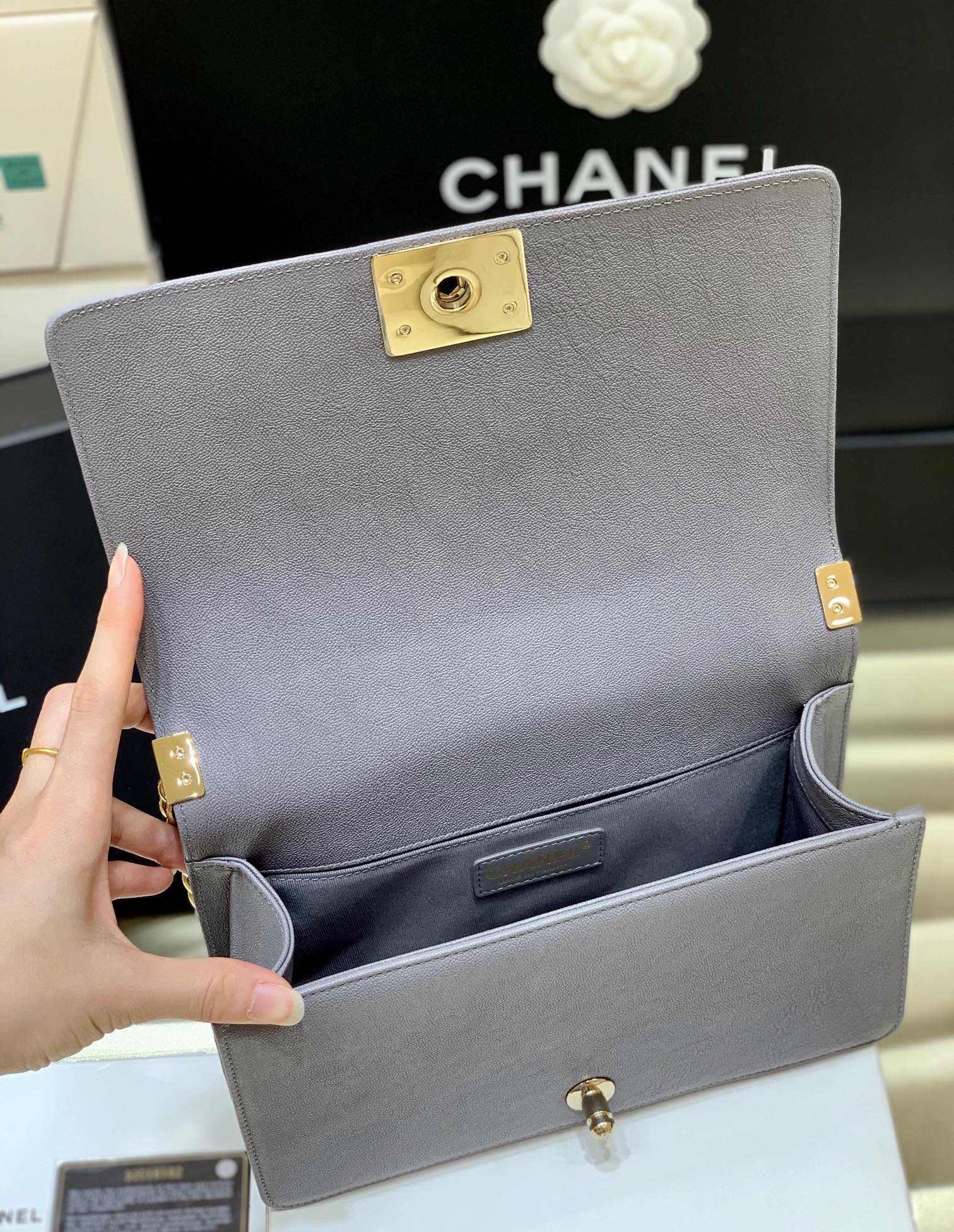 CHL Boy Toned Hardware 9.8in Gold Handbag Wombeaunoirrbeaunoirr 98In25Cm