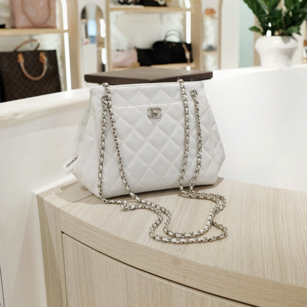 Chanel   caviar chain bag