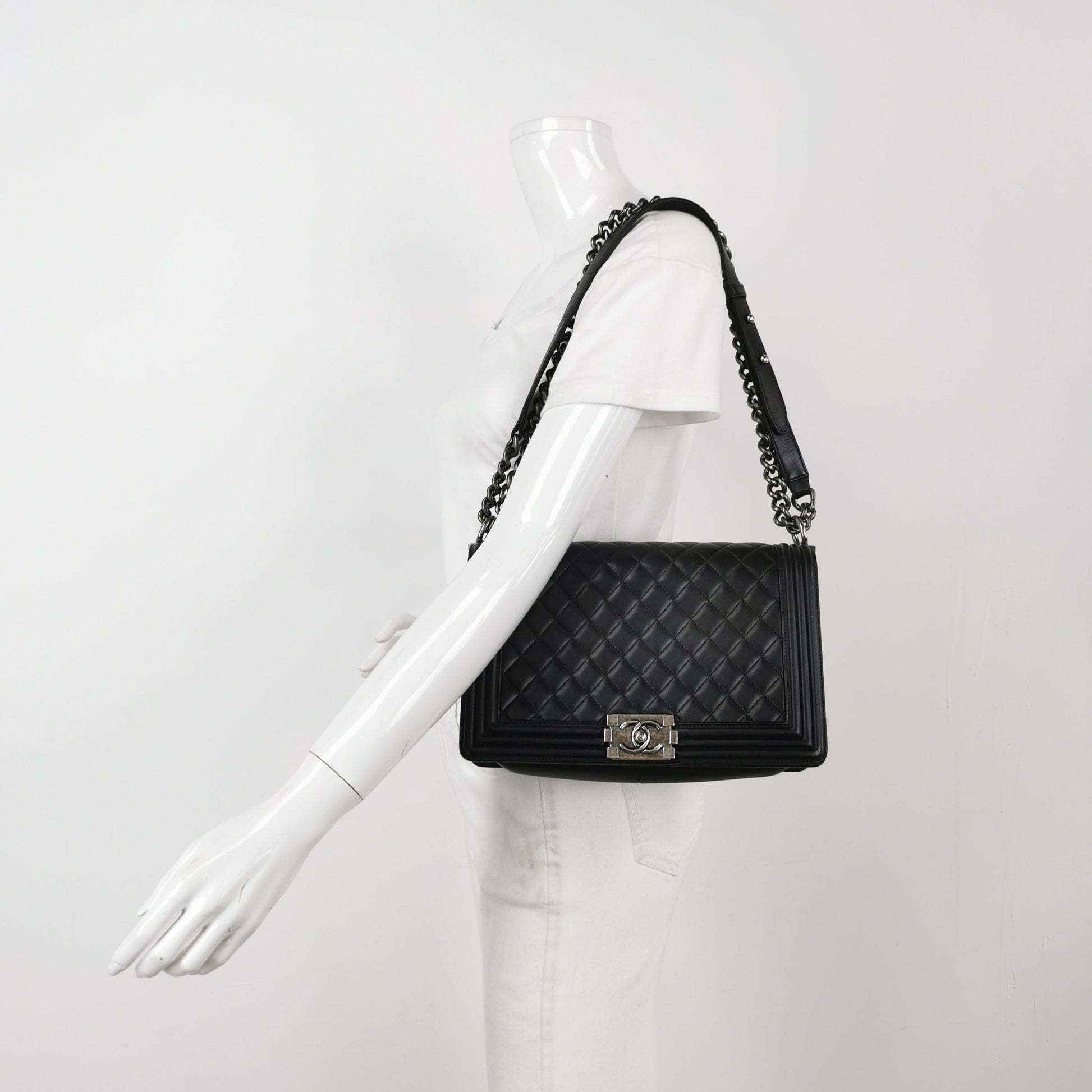 Preloved Chanel Leboy Classic Large Lambskin Quilted CC Lock Shoulder Bag 250503781176587