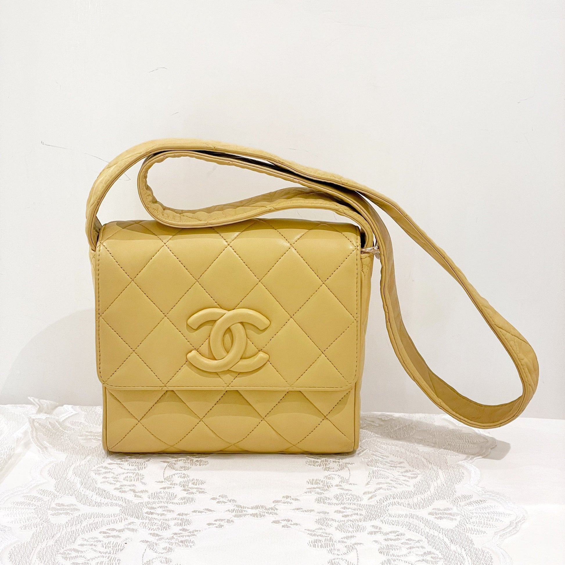 Chanel   lambskin shoulder bag