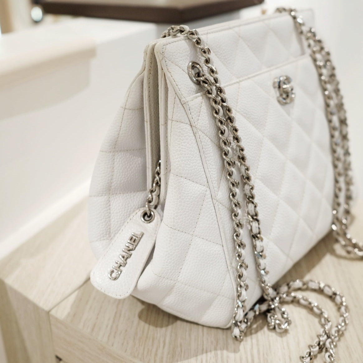 Chanel   caviar chain bag