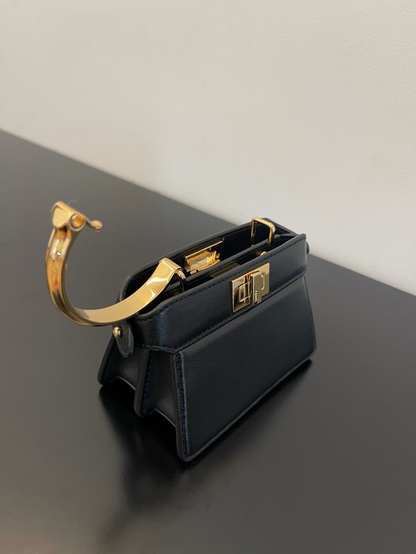Top QualityTop Quality Peekaboo ISeeU Black Handbag