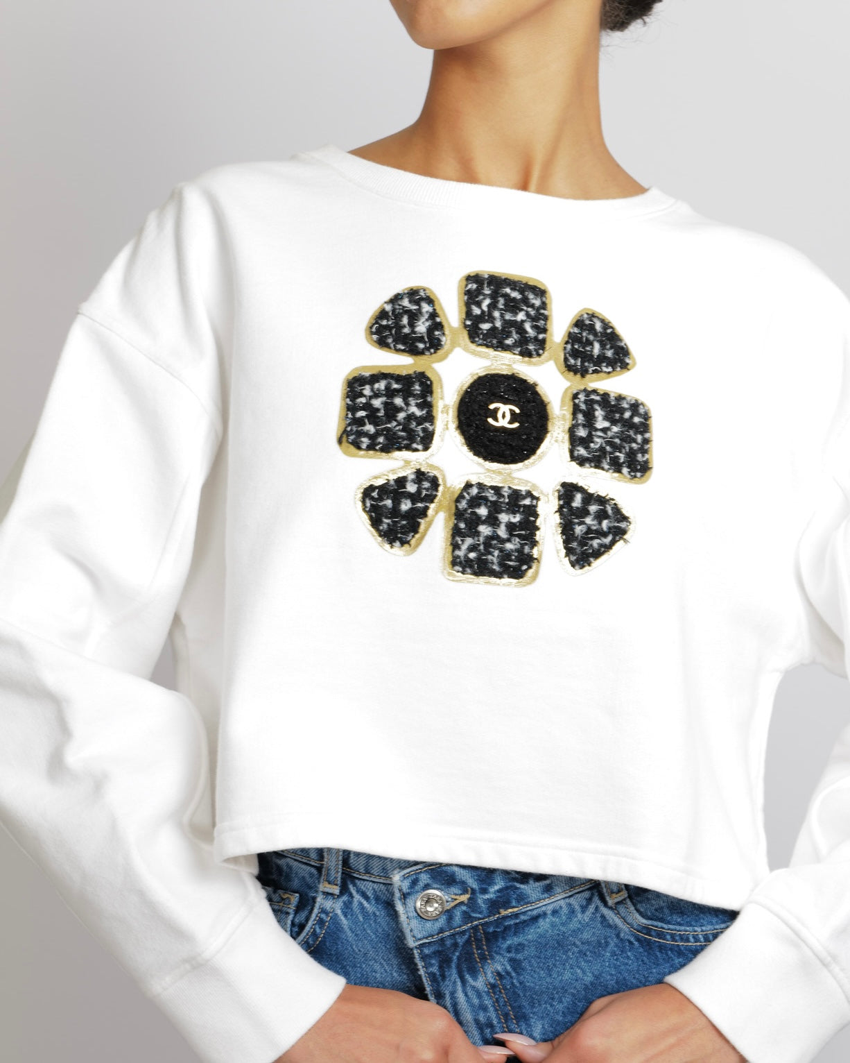 Chanel Fall 2020 White Cropped Sweater Top With Black And Gold Tweed Flower Detail With Gold CC Logo Size M (uk 10)