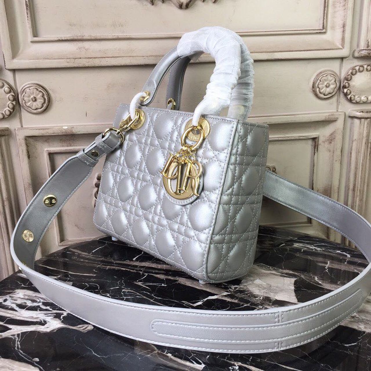 Lady Toned Hardware Pearl SiTop White Gold Small Handbag