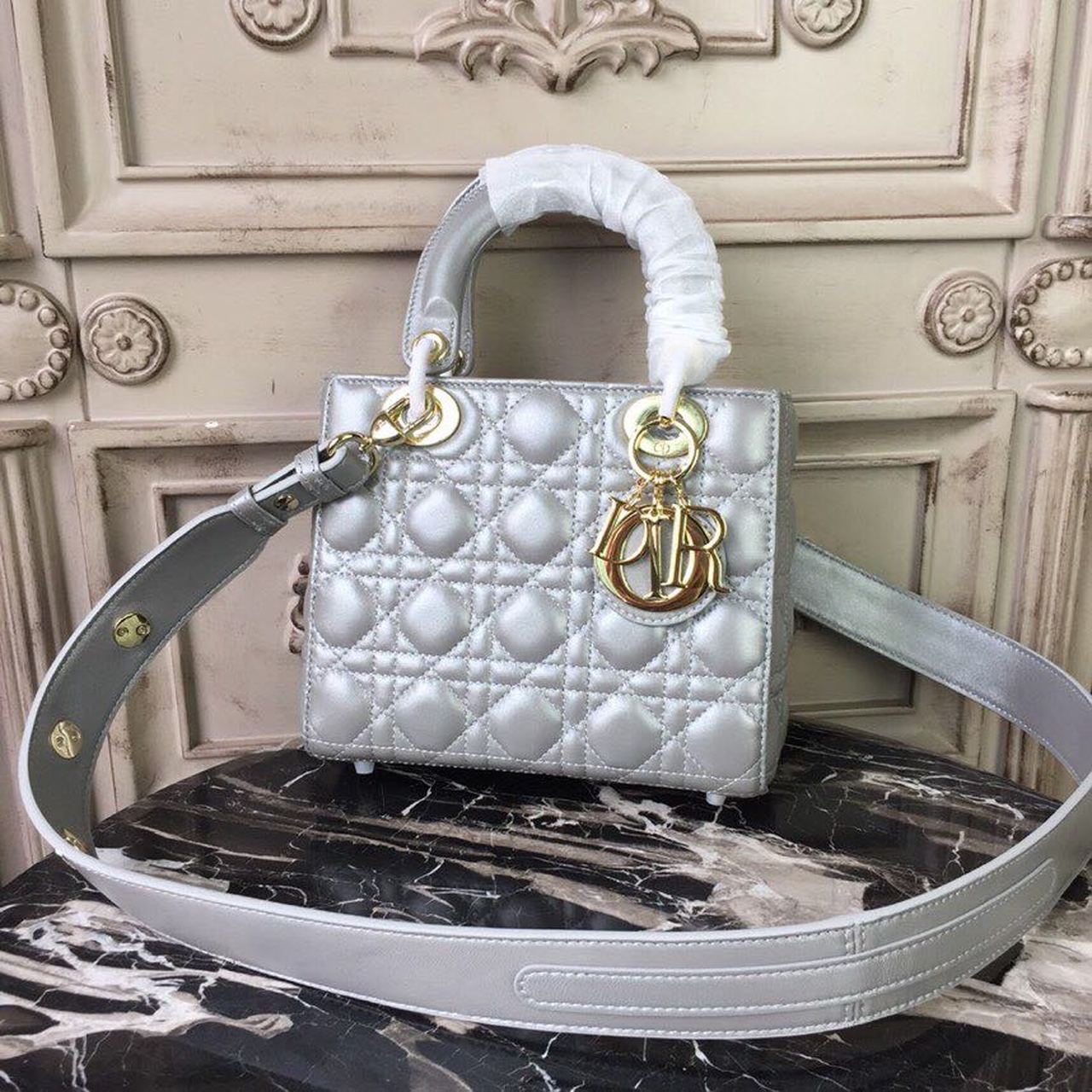 Lady Toned Hardware Pearl Cd White Gold Silver Small Travel Bag