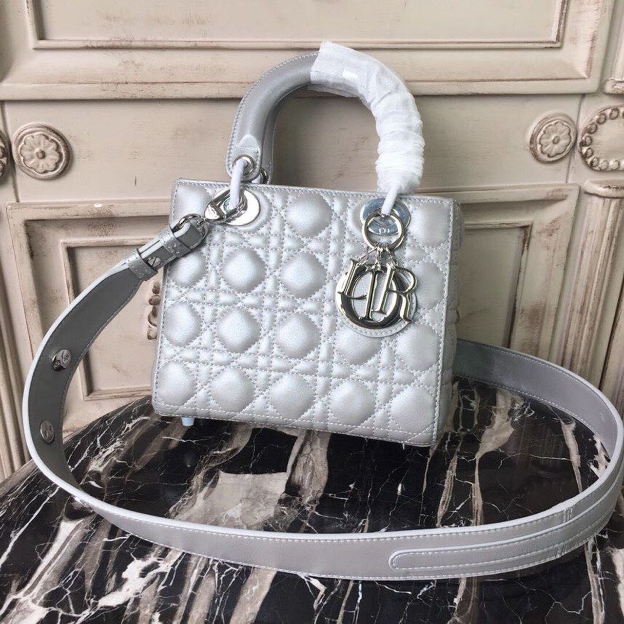 Opaline Pearlestop Qualitynt Cannage Lady Silver Gray Small Travel Bag