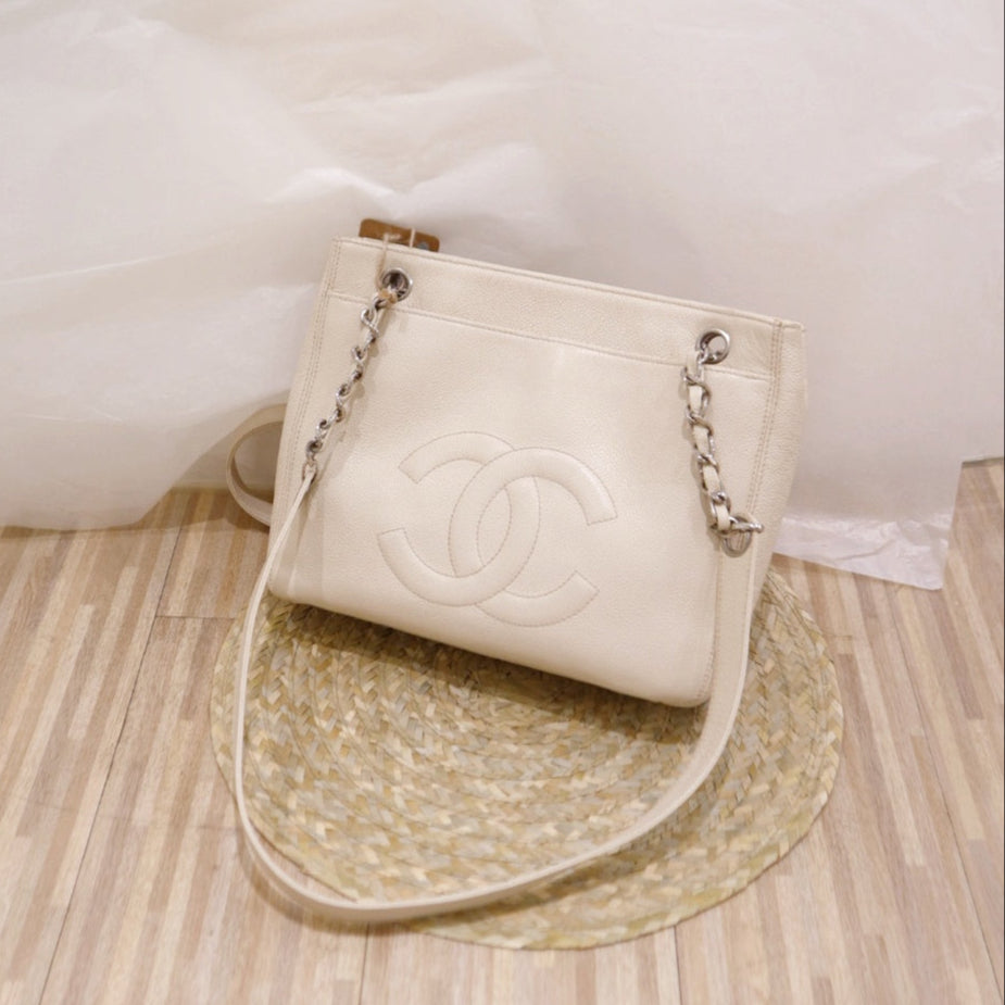 Chanel   cowhide tote bag