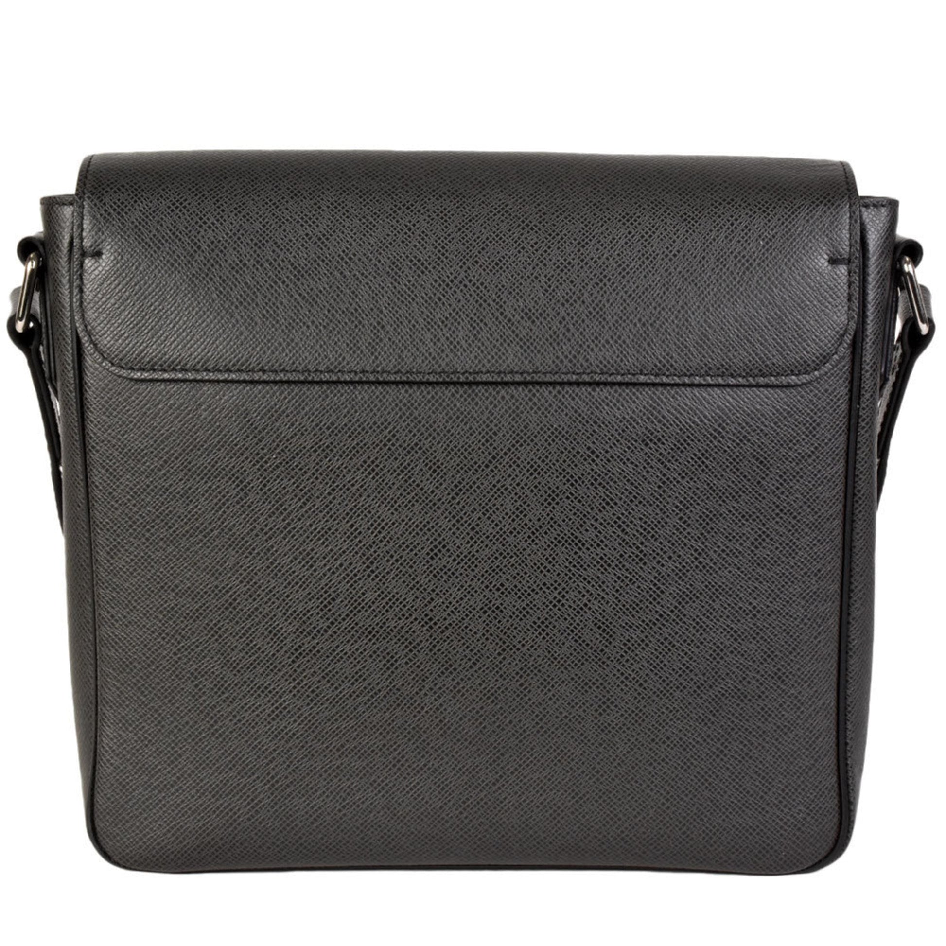 LOUIS VUITTON Messenger Shopper