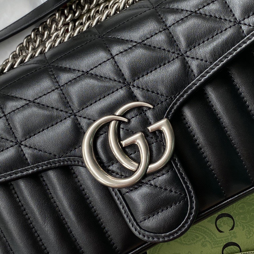 gg Marmont MatelassÃ© 10in 26cm Black Small Shoulder Bag