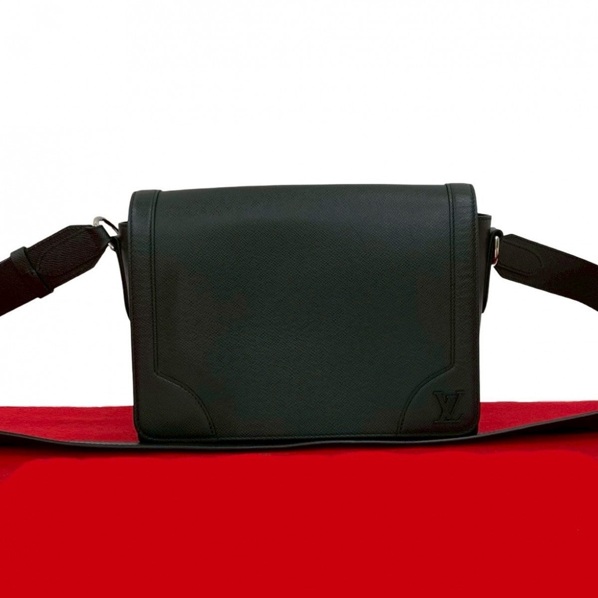 Louis Vuitton M30807 Taiga new messenger Leather Black Flap Crossbody Bag