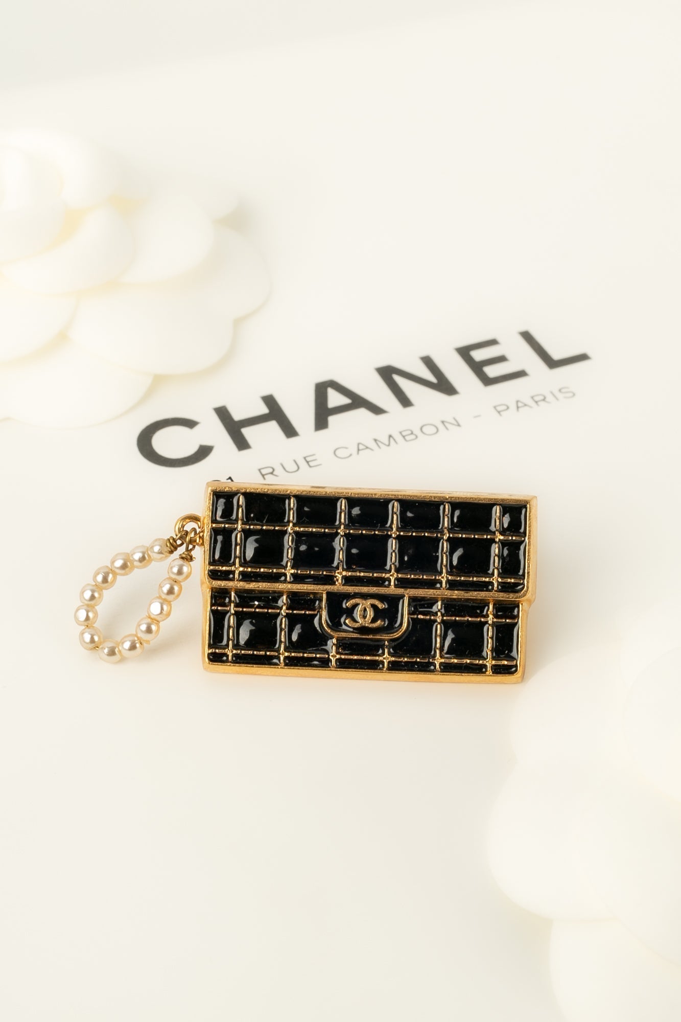 Broche / Pins "sac ?† main" Chanel