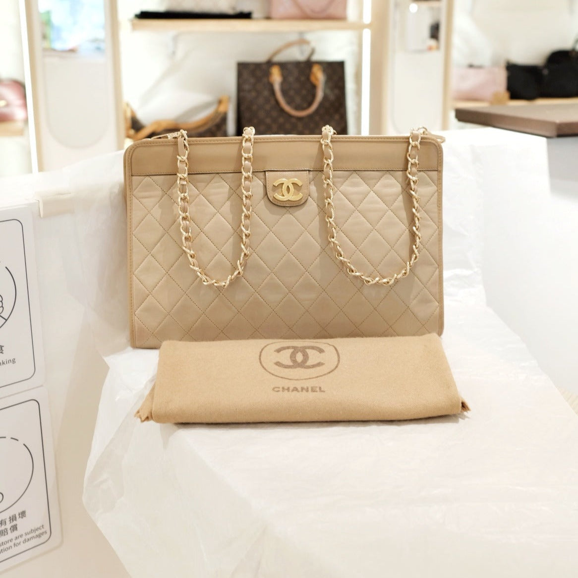 Chanel   beige pouch+chain