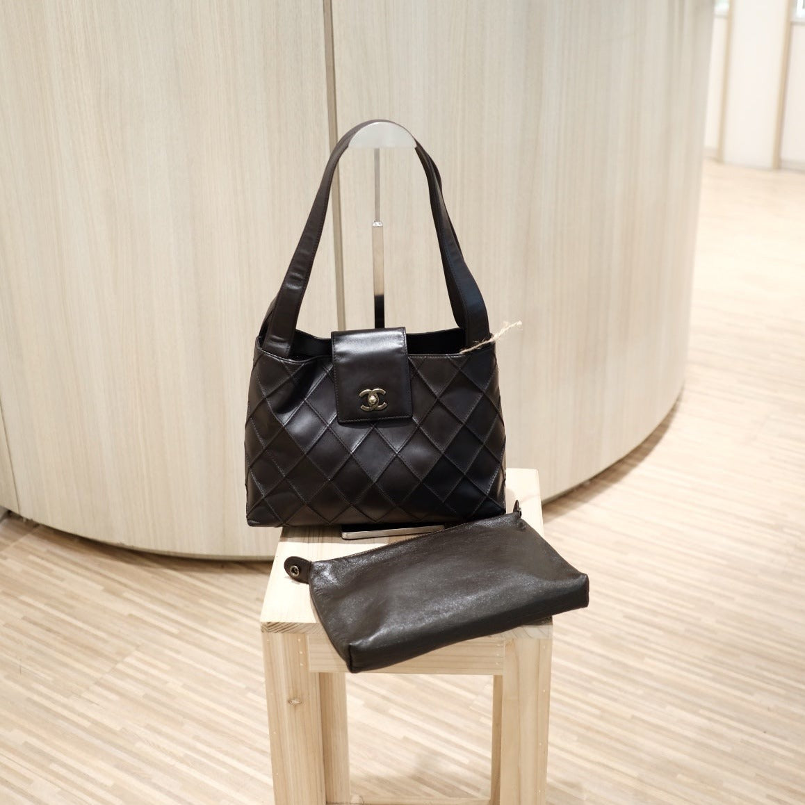 Chanel   cowhide shoulder bag