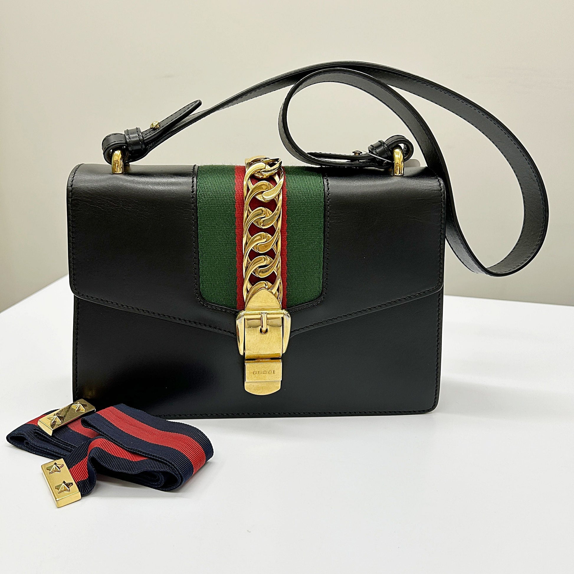 Gucci Sylvie Leather Shoulder Bag gu8854je