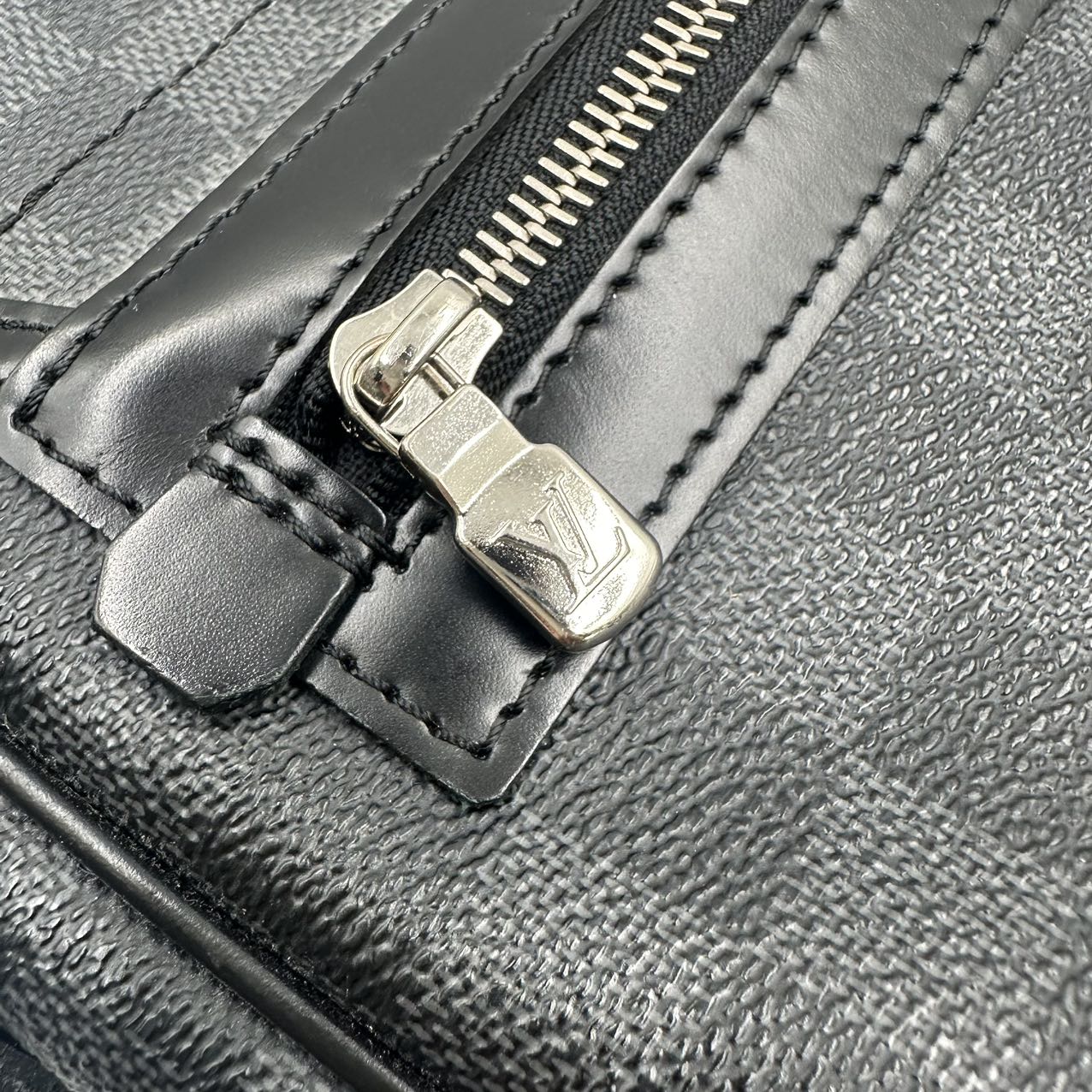 Louis Vuitton Damier Graphite Daniel MM Fashion Accessory